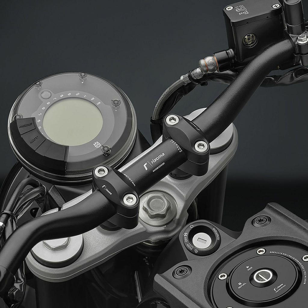 RIZOMA black tapered handlebar with diameter 22-29mm, 55mm height, and 740mm width, designed for motorcycles.