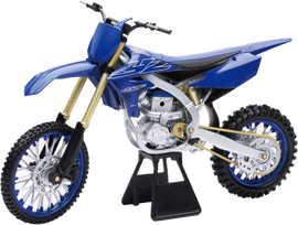 Detailed image of New Ray Toys 1:6 scale Yamaha YZ450F dirt bike accessory, showcasing realistic design and branding.