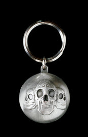 Ryder Clips Ryder Ball Three Skulls body jewelry clip with skull design in black and silver tones, adjustable for body piercing.