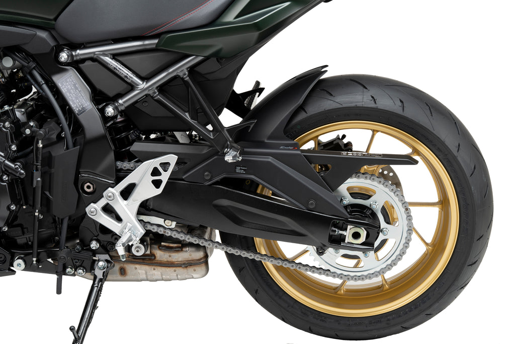 PUIG matte black tire hugger for Suzuki motorcycle, showcasing the sleek, aerodynamic body cover with textured finish.