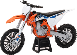 New Ray Toys KTM 450 Sx-F dirt bike 1:12 scale accessories, detailed miniature motorcycle with vibrant orange and black design.
