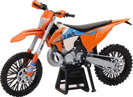 Detailed model of New Ray Toys KTM 300 EXC TPI enduro bike in 1:12 scale, showcasing realistic design and color details.