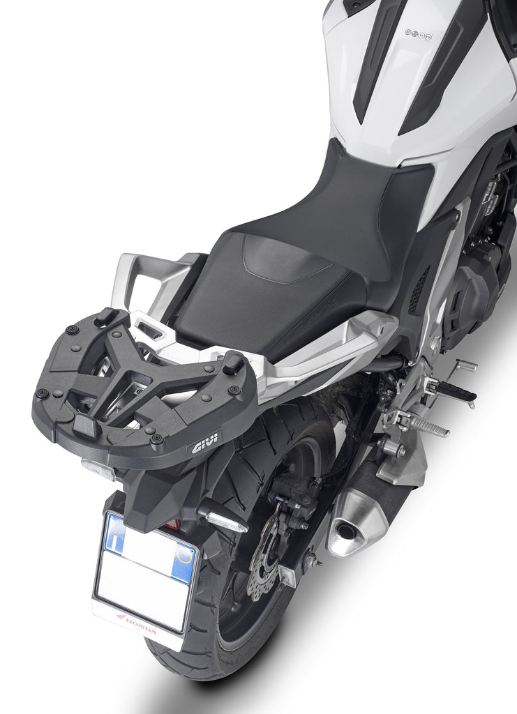 GIVI top case hardware and fasteners for mounting, shown in a close-up image of the fitting components.